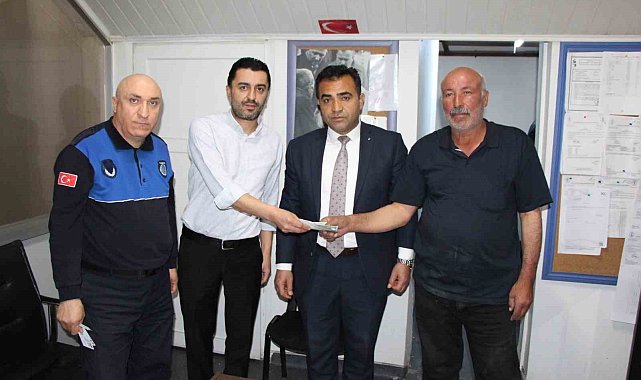 Yolda bulduğu 800 doları sahibine teslim etti