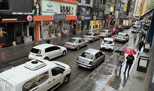 Yolda kalan Tır nedeniyle metrelerce kuyruk oluştu