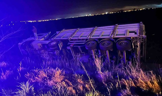 Yoldan çıkan kamyon tarlaya devrildi: 1 yaralı