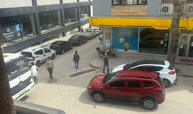 Yolun ortasına aracın park edip alışverişe gitti