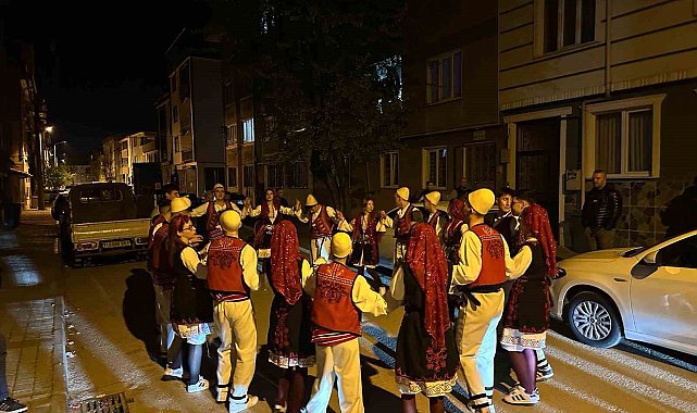Yöresel kıyafetler giyerek oyun havasıyla vatandaşları sahura kaldırdılar
