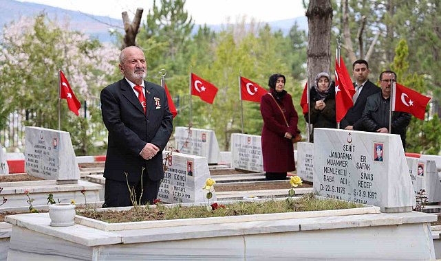 Yukarı Tekke Mezarlığı ziyaretçi akınına uğradı