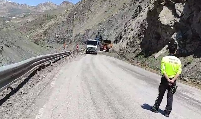 Yüksekova yoluna inen kaya parçaları temizleniyor