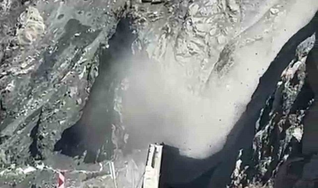 Yüksekova yolunda yaşanan heyelan kameraya yansıdı