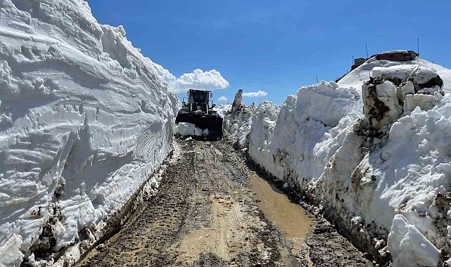 Yüksekova'da 5 metreyi bulan karda yol açma çalışması