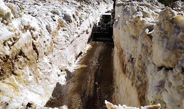 Yüksekova'da 5 metreyi bulan karda yol açma çalışması