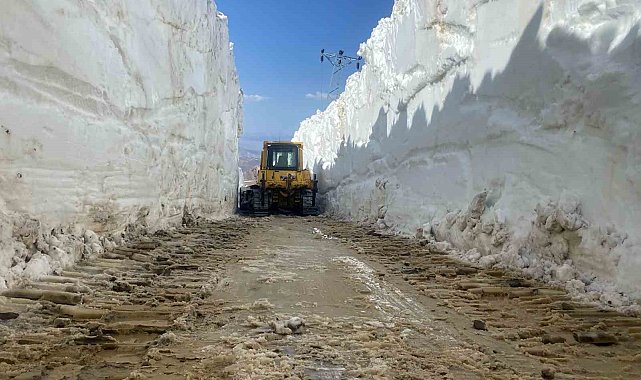 Yüksekova'da 6 metrelik kar tünellerinde zorlu çalışma