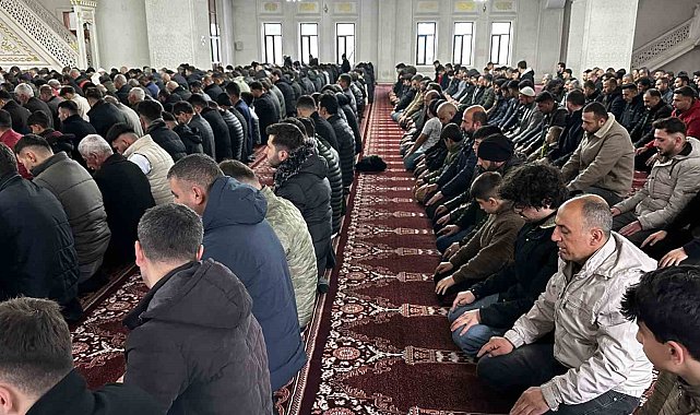 Yüksekova'da bayram namazında vatandaşlar camileri doldurdu