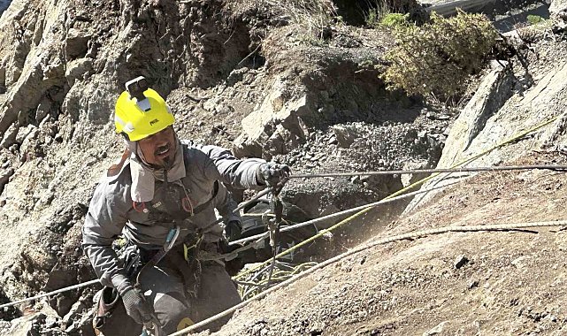 Yüksekova'da heyelan sonrası dağcılar devreye girdi