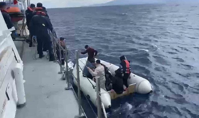 Yunan unsurlarınca ölüme terk edilen 4'ü çocuk, 16 kaçak göçmen kurtarıldı