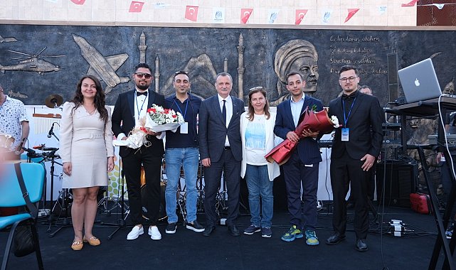 Yunusemre Belediyesi Kent Orkestrası ilk konserini verdi