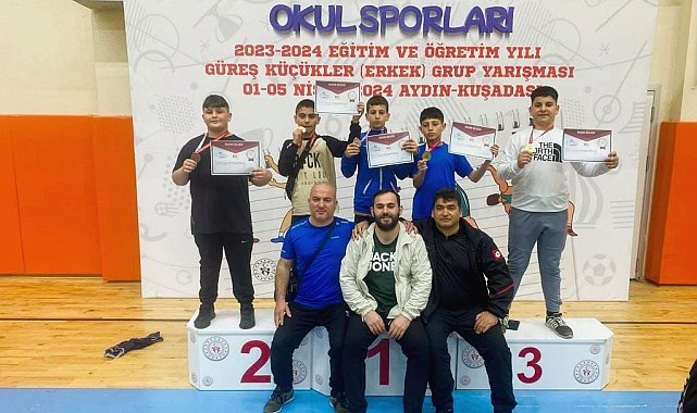 Yunusemreli güreşçiler Kuşadası'nda Manisa'nın gururu oldu