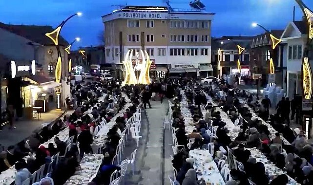 Yüzlerce kişi aynı iftar sofrasında bir araya geldi