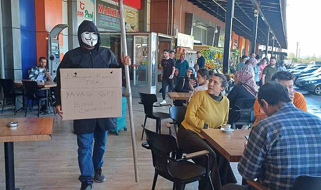 Yüzüne maske takıp, eline tırpan aldı: TEM'de sürücüleri böyle uyardı