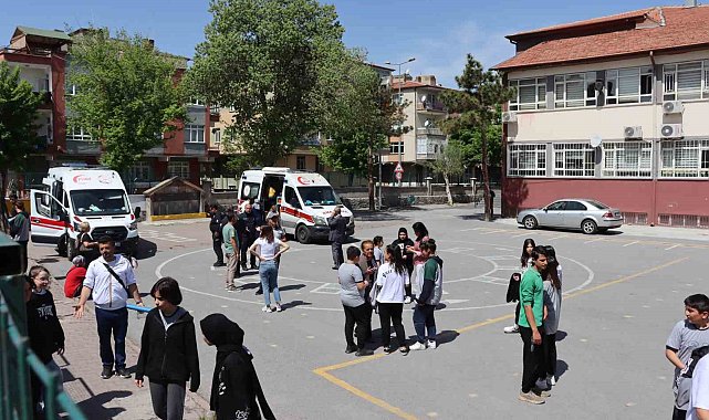 Zehirlenen öğrencilerle ilgilenmek yerine, basın mensuplarına saldırdılar