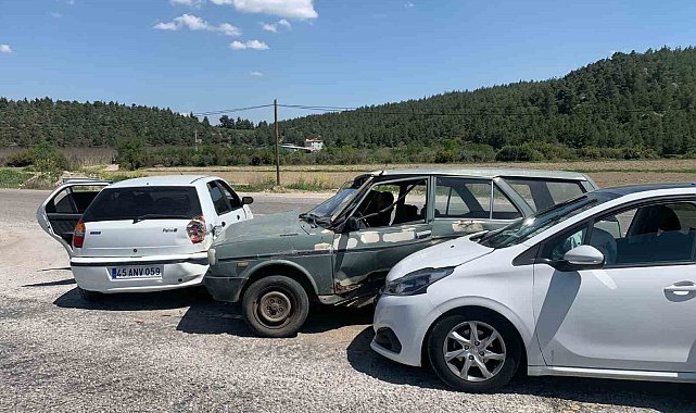 Zincirleme kazada 3 sürücü yaralandı