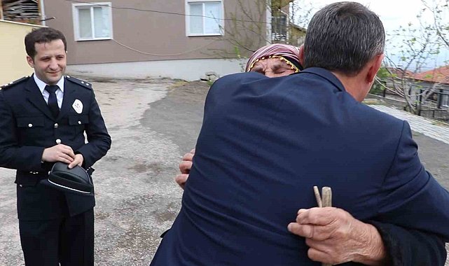 Ziyarette duygulandıran an: Şehit polisin annesi polislere sarılıp ağladı