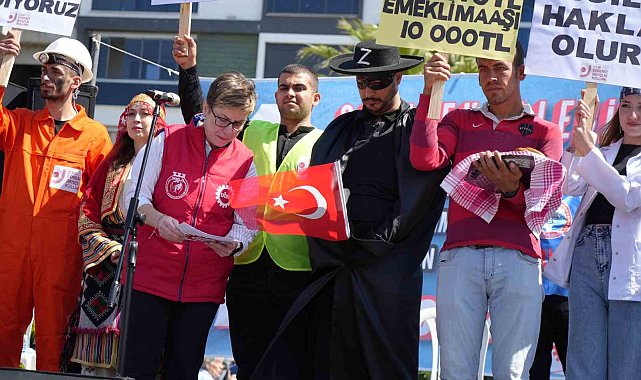 1 Mayıs kutlamalarına çizgi film ve sinema kahramanı Zoro kıyafeti ile katıldı