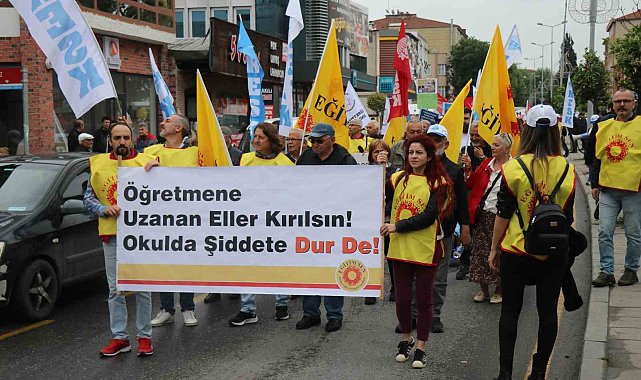 1 Mayıs Sakarya'da yürüyüş, konser ve tiyatro gösterisi ile kutlandı