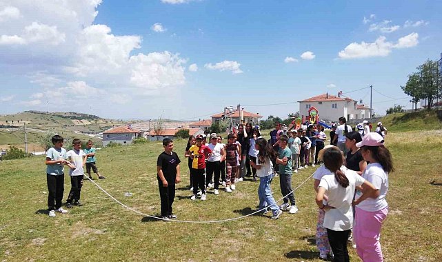 100 çocuk doğada şenlik havasında oyun oynadı