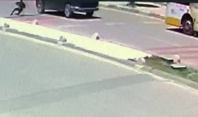 11 yaşındaki çocuğun minibüsün altında kalmaktan son anda kurtulduğu kaza kamerada
