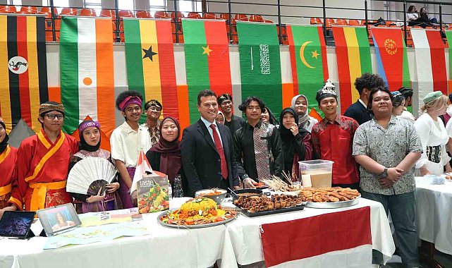 13 ülkeden gelen öğrenciler yöresel ürünlerini tanıttı, halk oyunlarını sahneledi