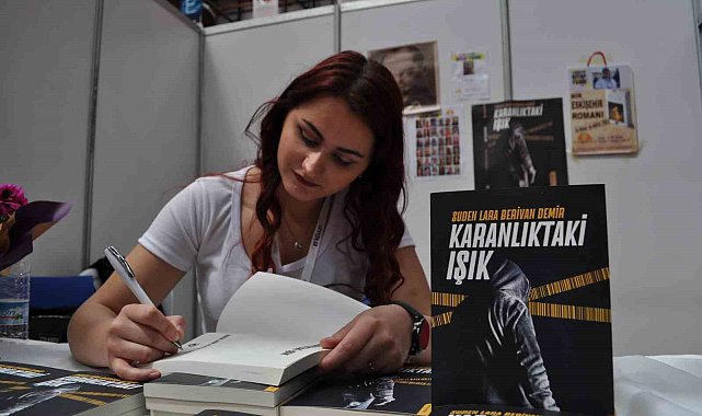 18 yaşında bir kitap yazıp yayınlayarak yazarlık kariyerine ilk adımını attı