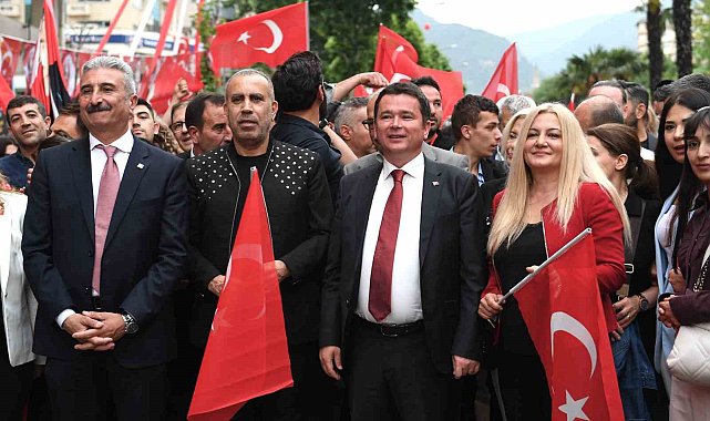 19 Mayıs coşkusu caddelere sığmadı