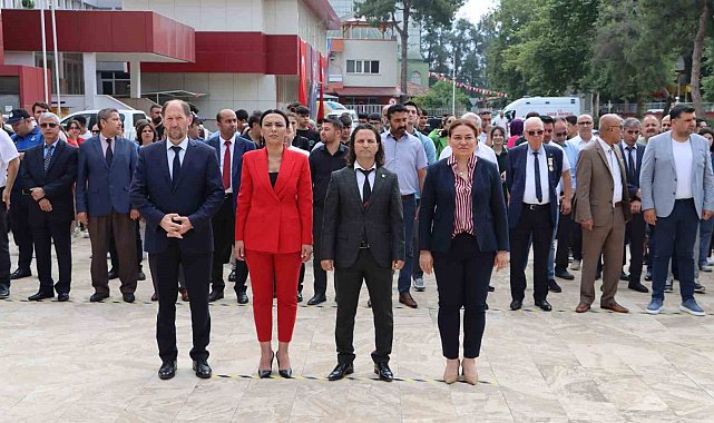 19 Mayıs kutlamaları çelenk sunma ile başladı