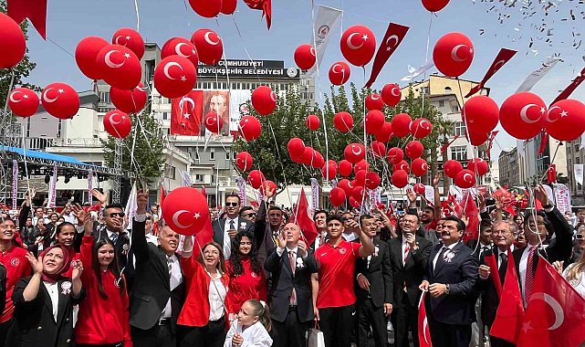 19 Mayıs'ın 105. yıldönümünde kırmızı beyaz 105 balon gökyüzüne bırakıldı