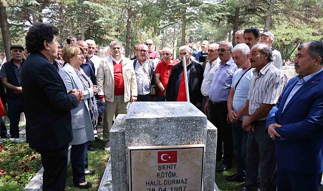 37 yıl önce şehit olan komutanlarını kabri başında andılar