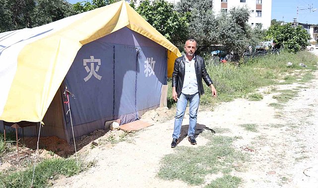 'Benden korkmuyorlar, alıştılar" diyen vatandaş, aç kalan domuzları köpek maması ve yemek artıklarıyla besliyor