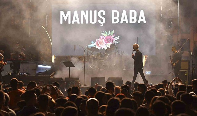 'Mabel Matiz ve Manuş Baba' Mersin'de konser verdi