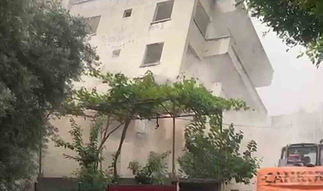4 katlı bina iş makinesinin darbesiyle kağıt gibi yerle bir oldu