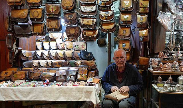 5 metrekare dükkanında 65 yıldır teknolojiye direniyor