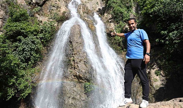 50 dereceyi bulan sıcaklarla kuruyan dağ eteklerindeki şelale, yağışlarla birlikte yeniden canlandı