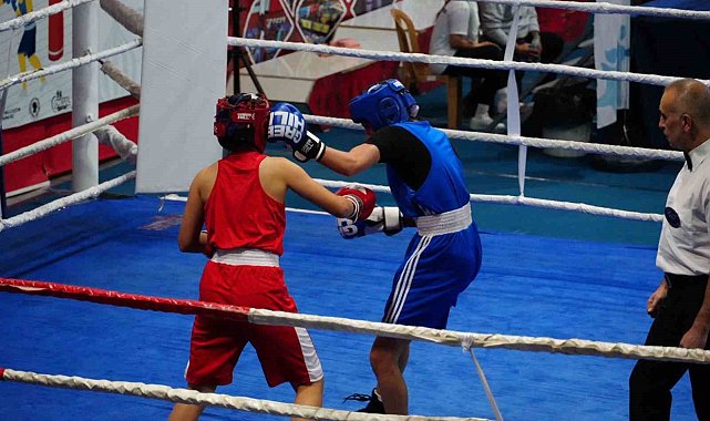 500 sporcu şampiyon olmak için yumruk sallıyor