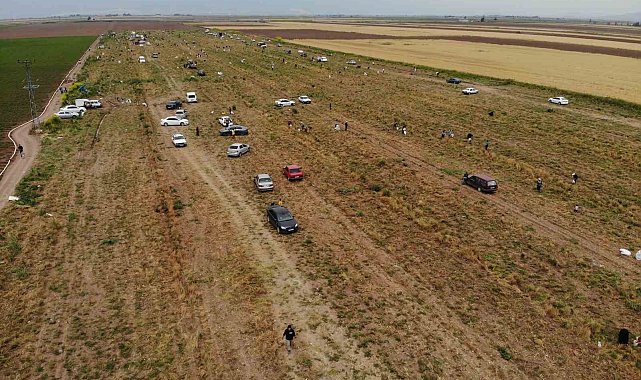 80 dönüm soğanı hayrına dağıttığını duyan oraya akın etti