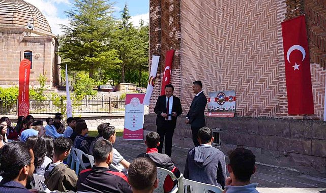 880 yıllık tarihi yerinde öğrendiler
