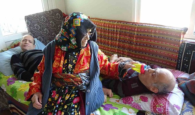 93 yaşında anne 60 yıldır engelli çocuklarına bebek gibi bakıyor