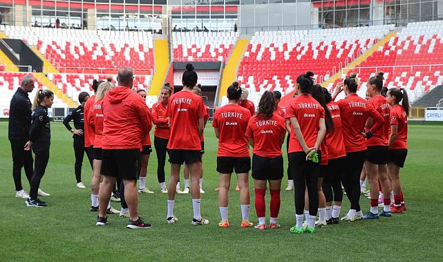 A Milli Kadın Futbol Takımı, Azerbaycan maçı hazırlıklarını tam kadro sürdürdü