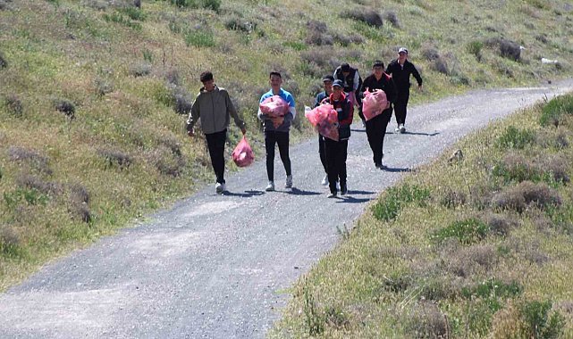 Acıgöl, öğrenciler tarafından temizlendi