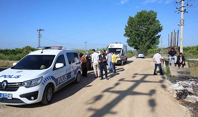 Acılı anne boğularak ölen oğlunun başını son kez okşadı