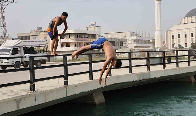 Adana&#039;da gençlerin sulama kanallarında tehlikeli serinliği sürüyor
