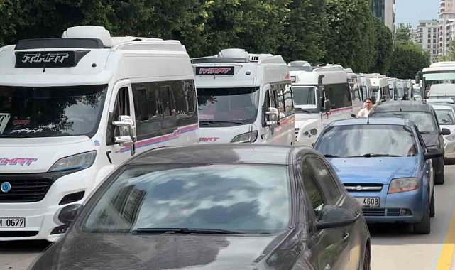 Adana'da güzergahı başka kooperatifle paylaştırılan dolmuşçular kontak kapattı