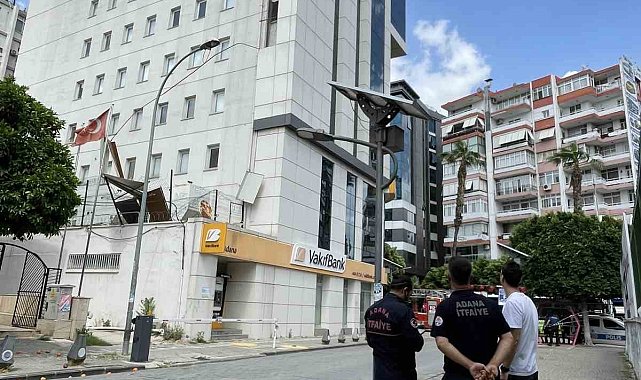 Adana'da kuvvetli rüzgar ağaçları söktü, çatıları uçurdu