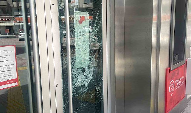 Adana'da madde bağımlısı iki kişi Ziraat Bankası'nın camlarını kırdı