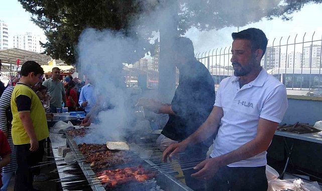 Adana'da okul bahçesinde kebap dumanları yükseldi