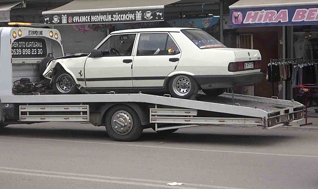 Adana'da otomobil dükkana girdi: 2 yaralı