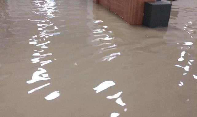 Adana'da sağanak etkili oldu, hastaneyi su bastı